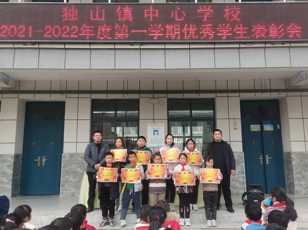 表彰优秀学生颁奖词范文(表彰优秀学生的颁奖词)-第2张图片-微作文 表彰优秀学生颁奖词范文(表彰优秀学生的颁奖词)-第2张图片-微作文