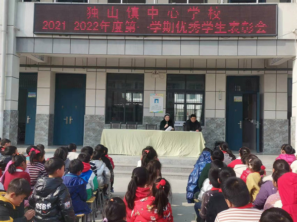 表彰优秀学生颁奖词范文(表彰优秀学生的颁奖词)-第4张图片-微作文 表彰优秀学生颁奖词范文(表彰优秀学生的颁奖词)-第4张图片-微作文